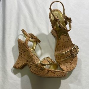 Unlisted woman’s wedge shoe size 7M